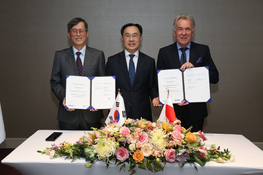 정재훈 한국수력원자력 사장이 지난해 11월 폴란드를 방문, 바르샤바 쉐라톤그랜드호텔에서 폴란드 전력산업협회(IGEOS)와 현지 공급망 개발 및 구축을 위한 양해각서를 체결하고 기념촬영을 하고 있다. <한국수력원자력>